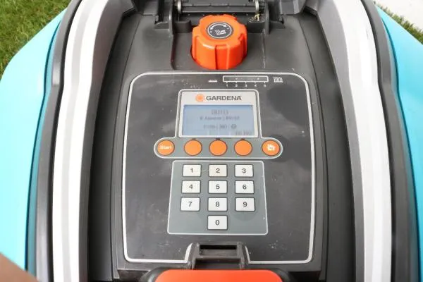 Gardena R40Li mit 759 Betriebsstunden Rasenroboter