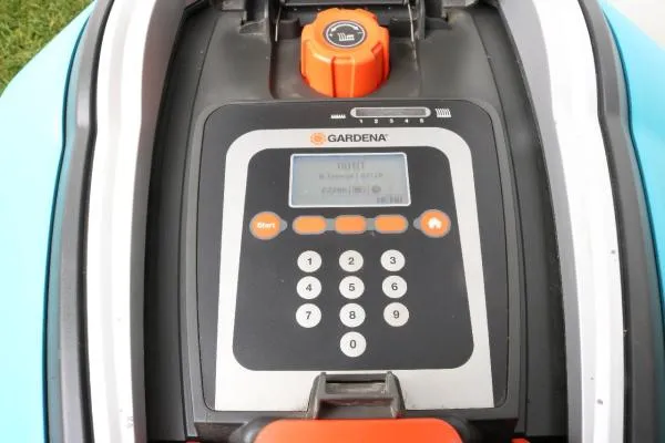 Gardena R70Li mit 2220 Betriebsstunden Rasenroboter